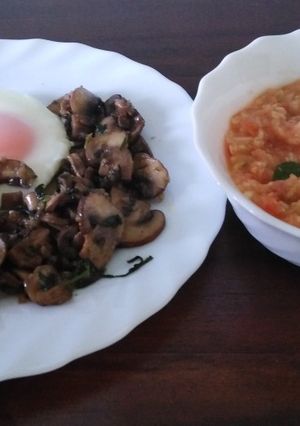 Una foto de Portobello, huevo y ensalada de repollo, rápido delicioso