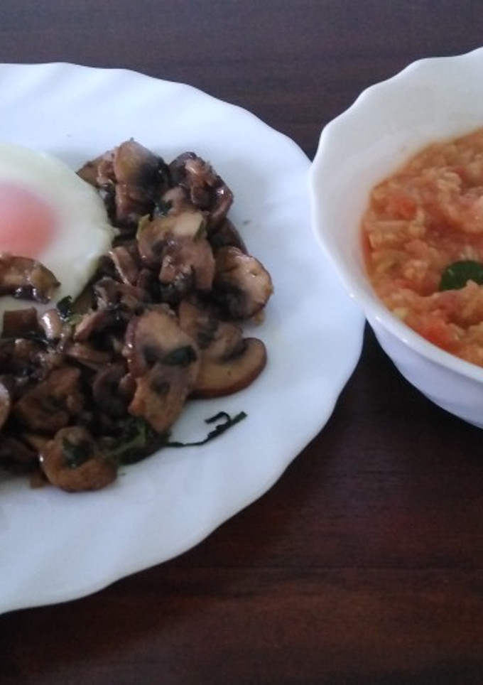 Una foto de Portobello, huevo y ensalada de repollo, rápido delicioso