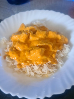 Una foto de Pollo al curry con arroz basmati