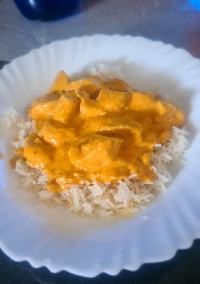 Una foto de Pollo al curry con arroz basmati