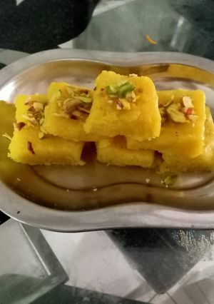 ટોપરા પાક (Topra Paak Recipe In Gujarati) રેસીપી મુખ્ય ફોટો