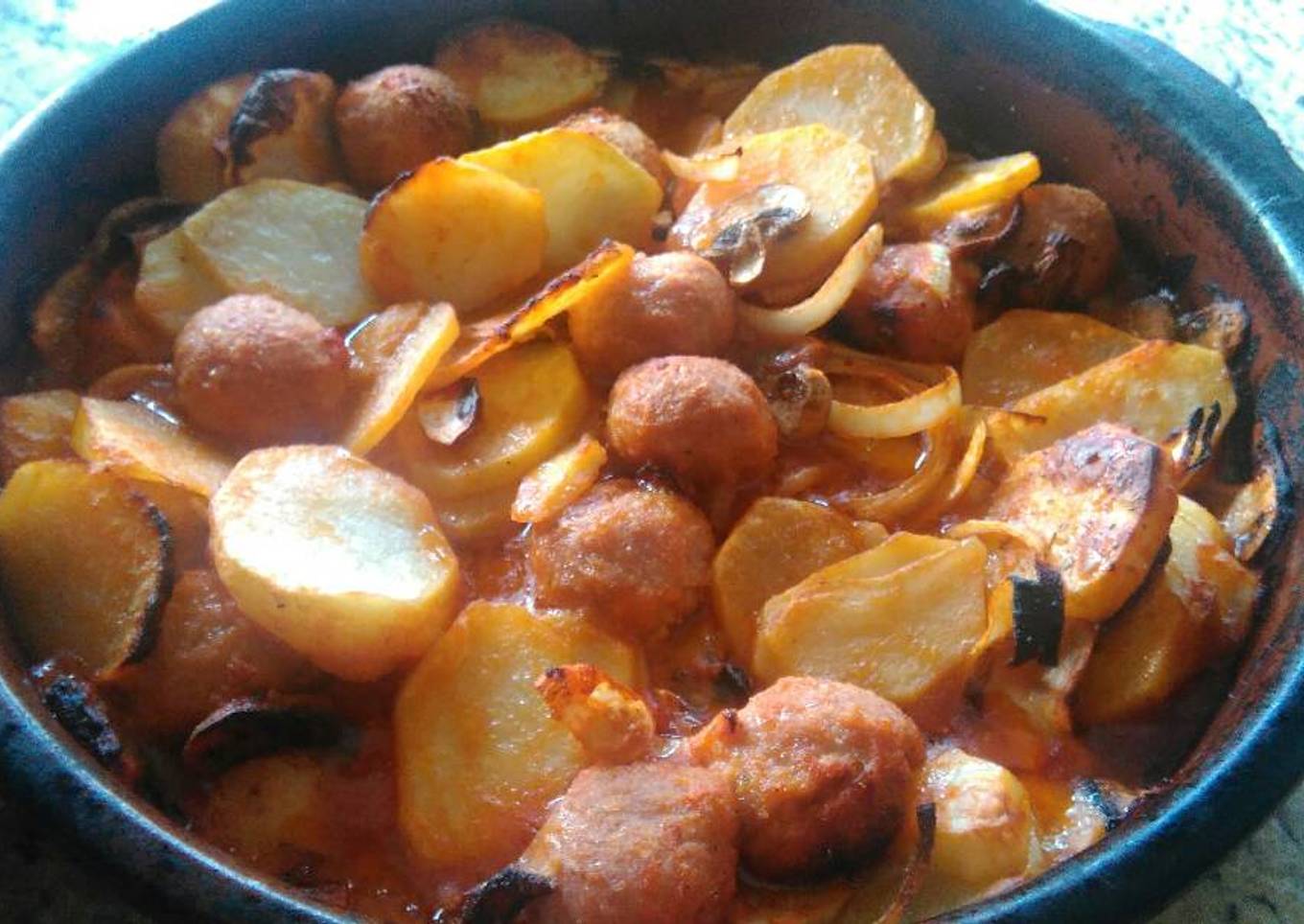 Albóndigas con patatas y champiñones