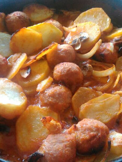 Una foto de Albóndigas con patatas y champiñones