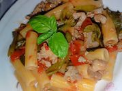 Una foto di maccheroni alla salsiccia