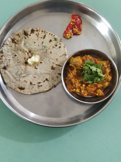 બાજરી નો લસણિયો રોટલો (Bajri Lasaniyo Rotlo Recipe In Gujarati) રેસીપી મુખ્ય ફોટો