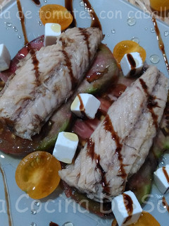 Una foto de Ensalada de tomates con caballa