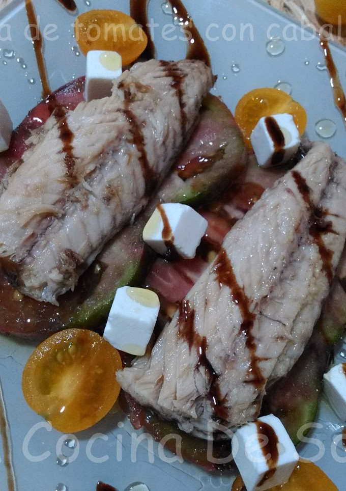 Una foto de Ensalada de tomates con caballa