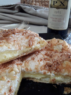 Una foto de Coca de hojaldre rellena de crema pastelera