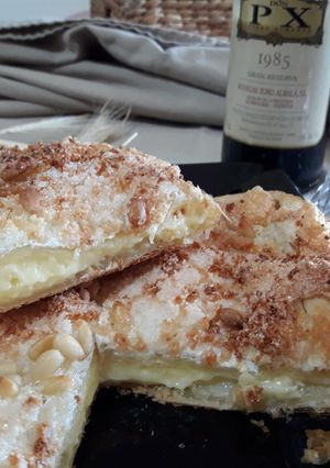 Foto principal de Coca de hojaldre rellena de crema pastelera