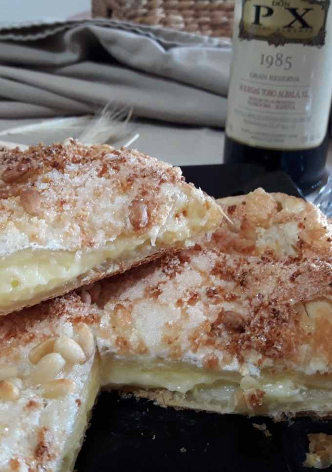 Una foto de Coca de hojaldre rellena de crema pastelera