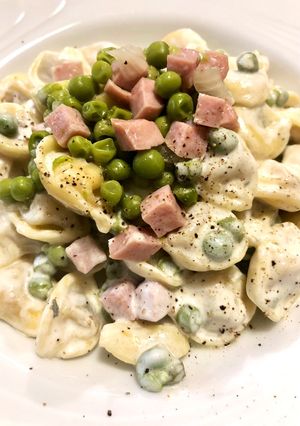Foto di Tortellini pisellini prosciutto e panna