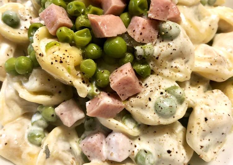 Recetta di Veloce Tortellini pisellini prosciutto e panna