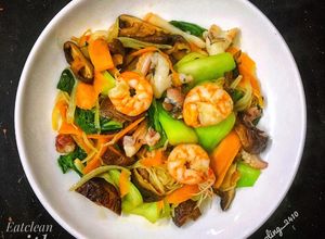 Hình của món Hải sản xào nấm rau củ - Eatclean.