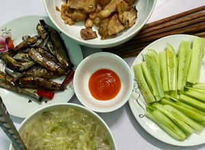 Hình của món Cơm sinh viên 4 người ăn.