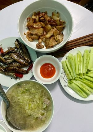 Hình của món Cơm sinh viên 4 người ăn.