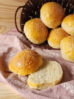 Una foto de 🍔 Pan para hamburguesas con sésamo - técnica Tang zhong 😍 Esponjosidad única 🍔