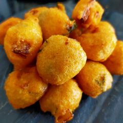 A picture of Moong and Urad daal Pakodi.