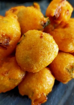A picture of Moong and Urad daal Pakodi.