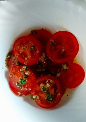 Une photo de Tomates marinées en salade