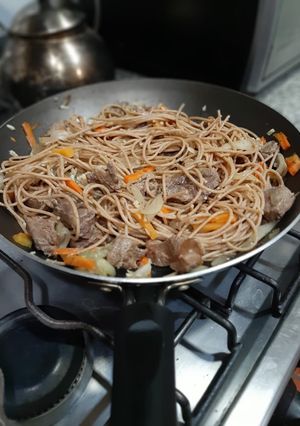 Una foto de Fideos con carne y verduras