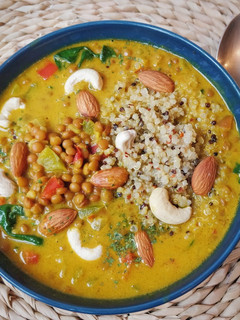 Una foto de Curry de lentejas, verduras y frutos secos