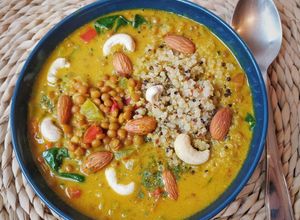 Foto principal de Curry de lentejas, verduras y frutos secos
