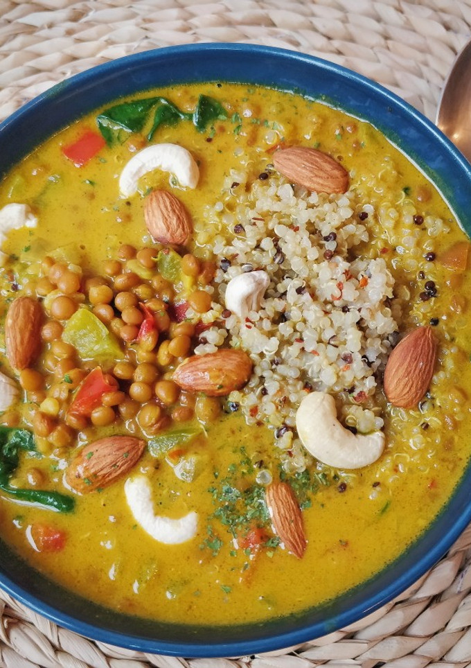 Una foto de Curry de lentejas, verduras y frutos secos