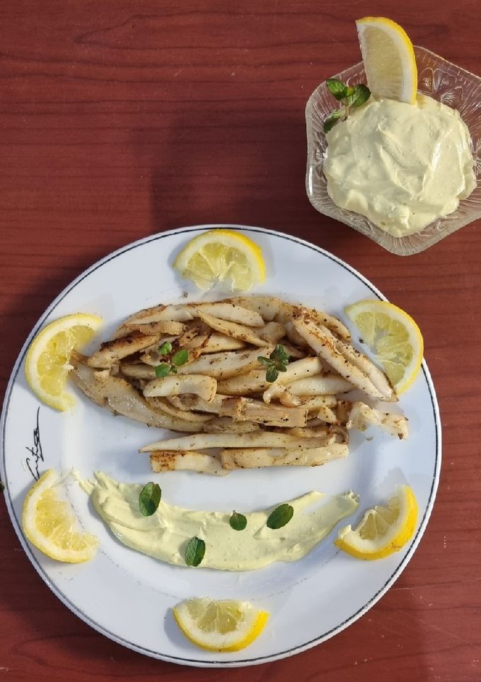 Una foto de Sepia a la plancha con mayonesa de menta y limón