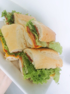 Una foto de Sándwich de pollo al limón 💣🔥💕😋