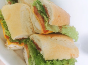 Una foto de Sándwich de pollo al limón 💣🔥💕😋