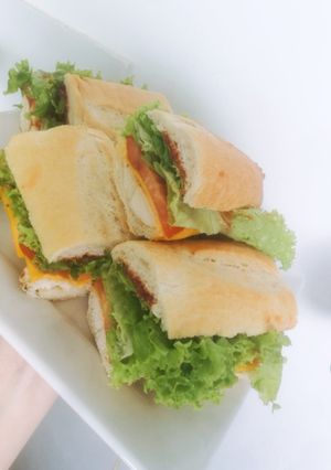 Una foto de Sándwich de pollo al limón 💣🔥💕😋