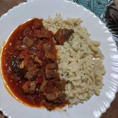 Una foto de Goulash con Spatzle
