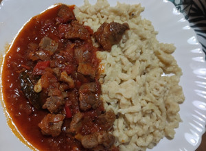 Una foto de Goulash con Spatzle