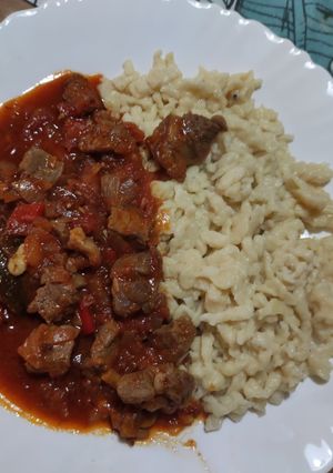 Una foto de Goulash con Spatzle