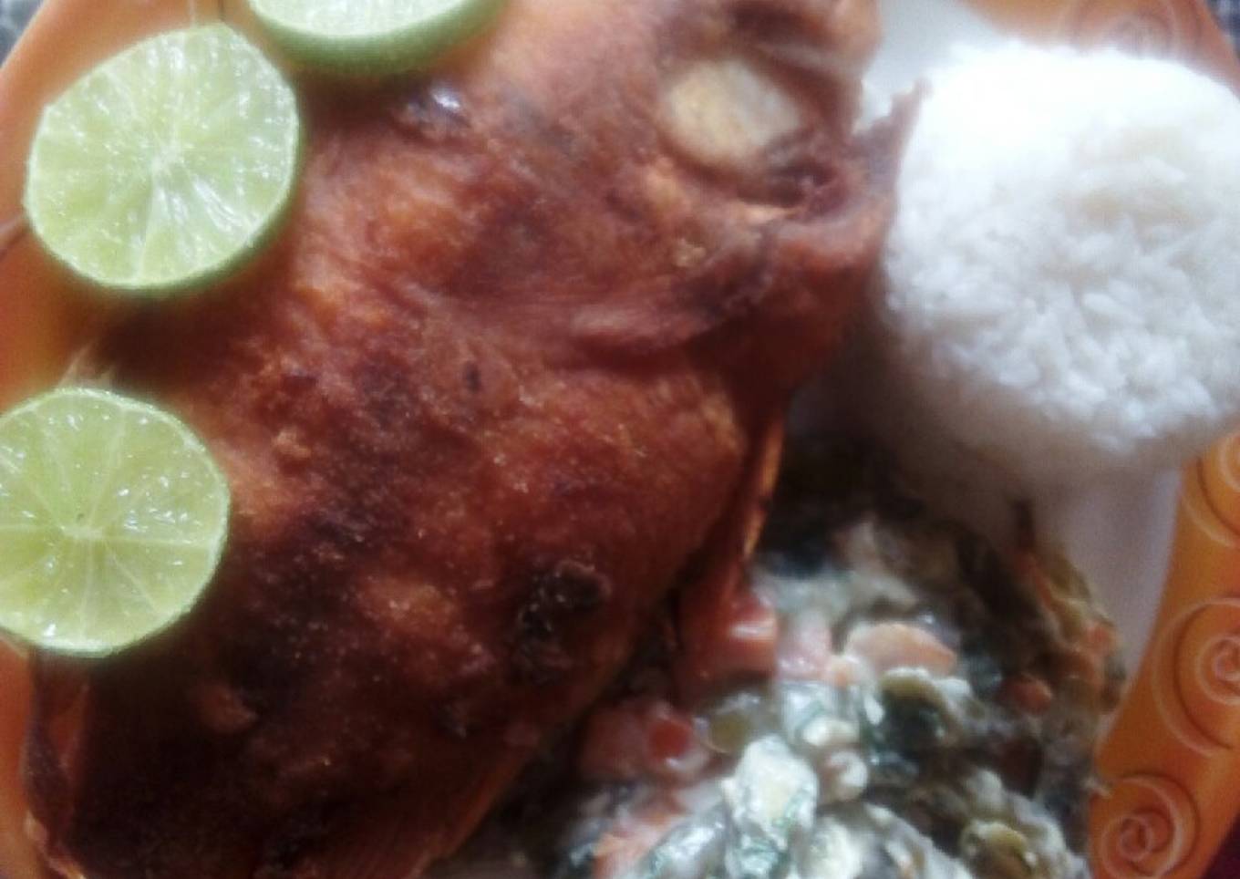 Tilapia, arroz y ensalada de vegetales con crema de leche