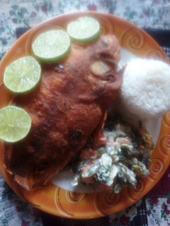 Una foto de Tilapia, arroz y ensalada de vegetales con crema de leche
