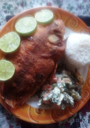 Una foto de Tilapia, arroz y ensalada de vegetales con crema de leche