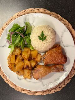 O poză a rețetei Friptură de pui la cuptor cu cartofi.