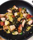 Heo quay xào cải chua