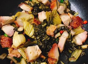 Hình của món Heo quay xào cải chua.