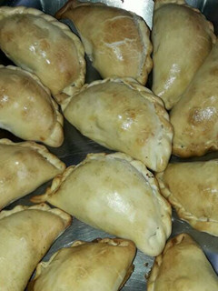 Una foto de Empanadas de carne cortada a cuchillo
