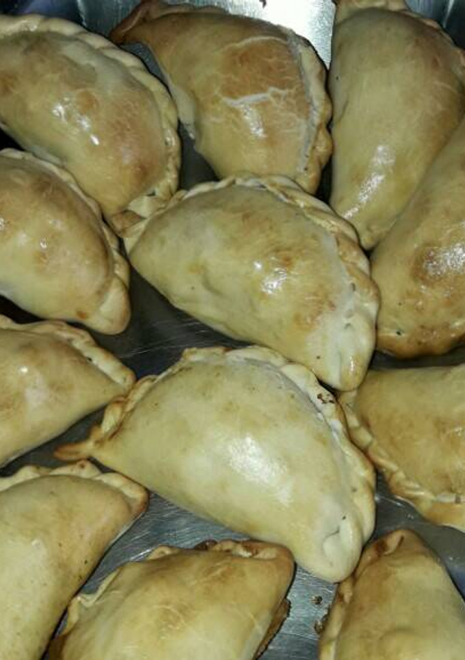 Una foto de Empanadas de carne cortada a cuchillo