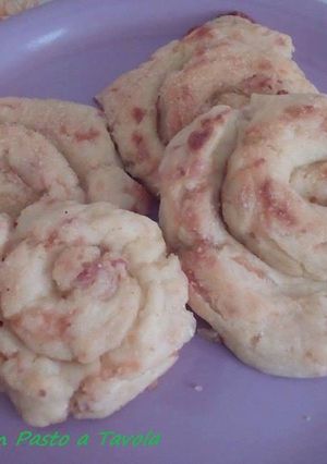 Foto di Girelle di patate, scamorza e mortadella al forno