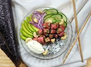 Una foto de sushi ensalada