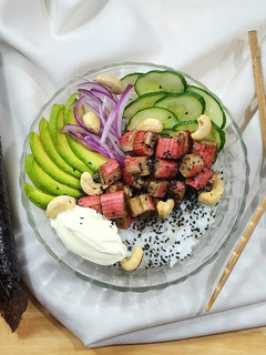 Una foto de 🥑🍲 Poke bowl de kanikama y palta 🍲🥑 Ensalada fácil y rápida
