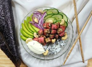 Una foto de 🥑🍲 Poke bowl de kanikama y palta 🍲🥑 Ensalada fácil y rápida