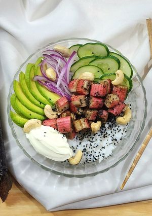 Una foto de 🥑🍲 Poke bowl de kanikama y palta 🍲🥑 Ensalada fácil y rápida