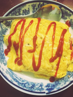 Hình của món Omurice (Cơm trứng cuộn).