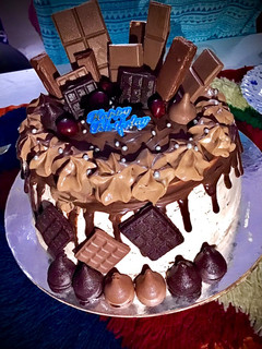 ચોકલેટ ડ્રિપ કેક (Chocolate Dripp Cake Recipe In Gujarati) રેસીપી મુખ્ય ફોટો