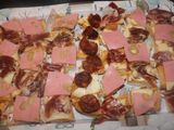 Pan con chorizo, jamón y mortadela